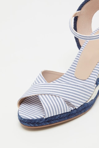 Sandales compensées Mirela 
Blanc et bleu marine - Stuart Weitzman