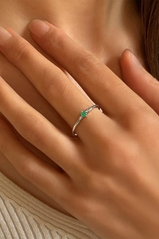 Anillo - Oro blanco, diamantes y esmeralda