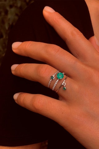 Anillo - Oro blanco, diamantes y esmeralda