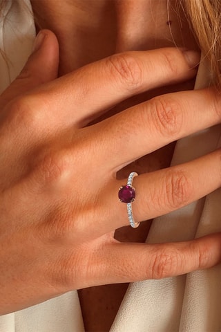 Anillo - Oro blanco, diamantes y rubí