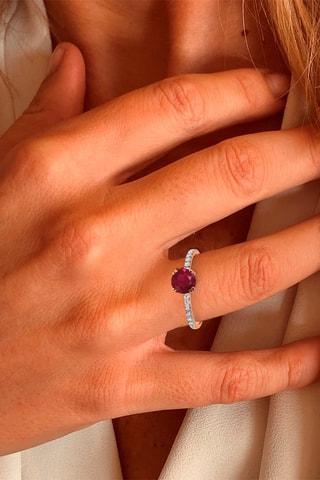 Anillo - Oro blanco, diamantes y rubí