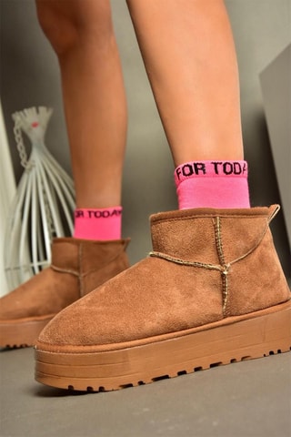 Botins de plataforma forrados em nobuck - Camel