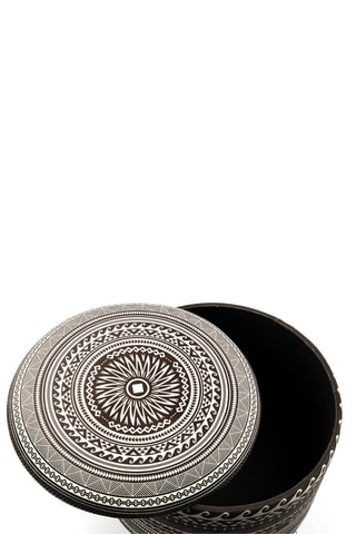 Puf con arcón Etnico Living - Negro y crudo - Tacto aterciopelado