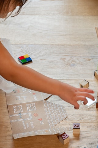 Sellos de números y letras mayúsculas de madera ­- 44 piezas - Desde 3 años