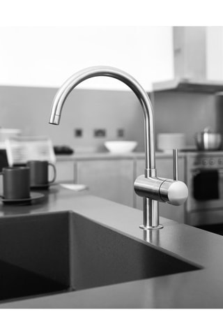 Grifo de cocina con caño alto orientable  - Minta