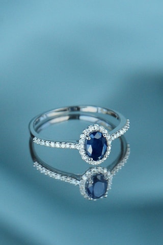 Anel Royal Blue - Ouro branco, diamantes e safira