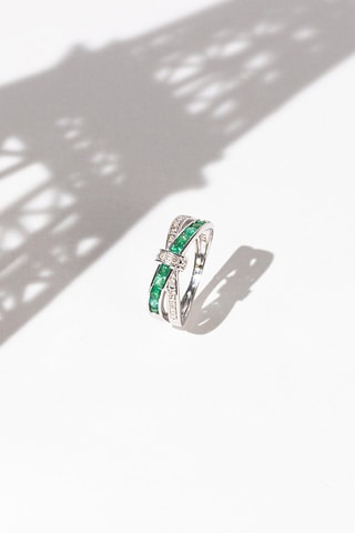 Anel Starky Ouro branco, diamantes e esmeraldas