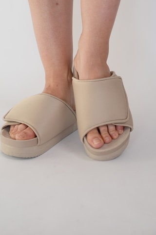 Mules com plataforma - Bege - Monki