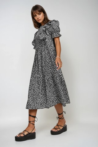 Vestido com folhos - Preto e branco - Monki