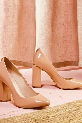 Sapatos de salto em couro de vaca envernizado Joanna Nude