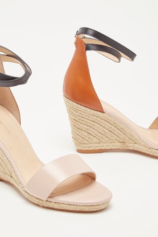 Sandálias com cunha em couro de vitelo e nobuck Zemi - Conhaque, preto e nude