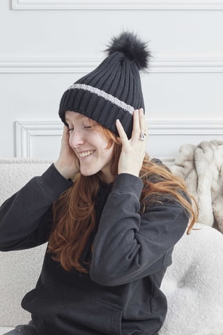 Gorro con borla - Modelo aleatorio