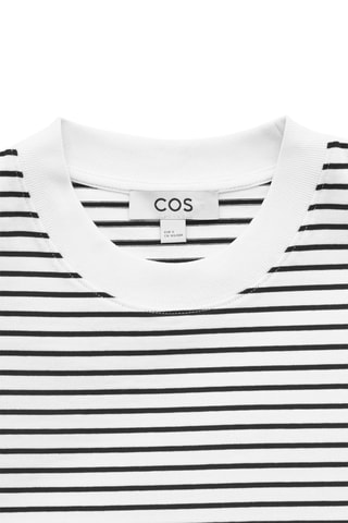 T-shirt regular - Preto e branco - COS