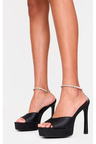 Sandali con tacco in raso - Nero - Pretty Little Thing