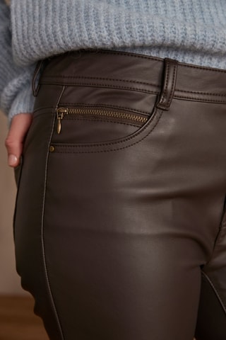 Pantalón slim fit - Marrón