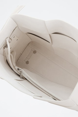 Mala bucket em couro de vitelo -- Branco e prateado Intreccio - Bottega Veneta