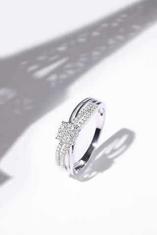 Anillo - 
Oro blanco y diamantes