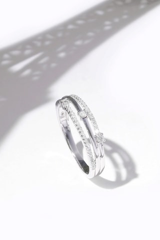 Anillo - 
Oro blanco y diamantes