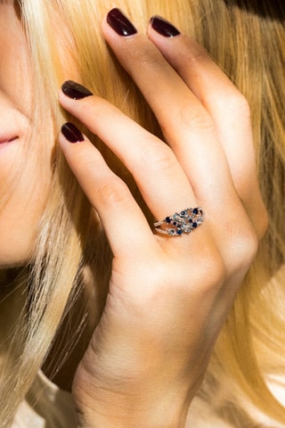 Anillo Sphir Elixir - Oro blanco, diamantes, topacios y zafiros