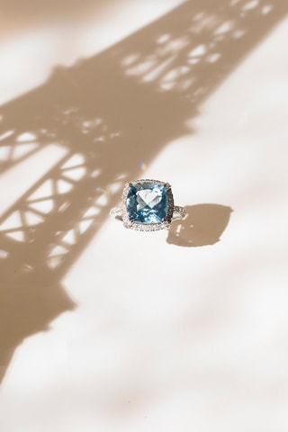 Anillo Albury - Oro blanco, diamantes y topacio