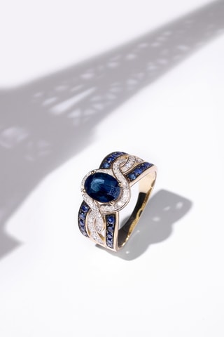 Anillo Dakan - Oro amarillo, diamantes y zafiros