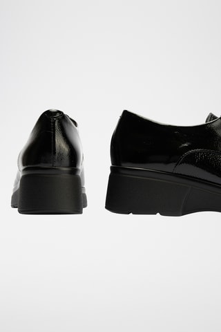 Stringate in pelle verniciata - Nero