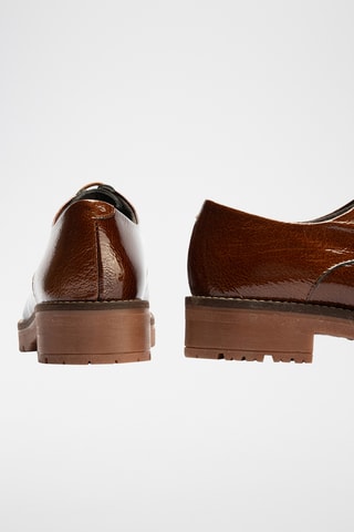 Stringate in pelle verniciata - Cammello