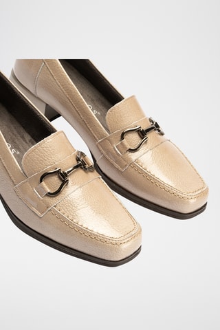 Mocassins à talons en cuir verni - Beige