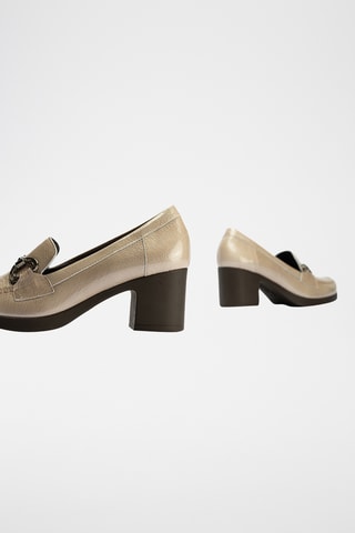 Mocassins à talons en cuir verni - Beige