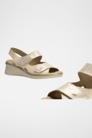 Sandales compensées en cuir verni - Beige