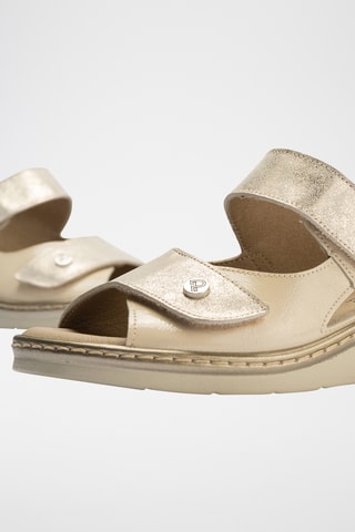 Sandales compensées en cuir verni - Beige