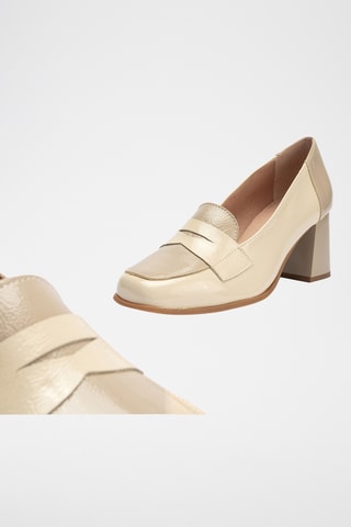 Mocassins à talons en cuir verni - Beige