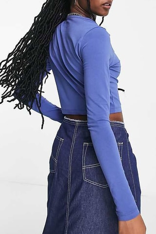 Camiseta cropped Varsity - Azul - Vans