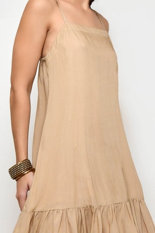 Vestido direito 
Bege - 