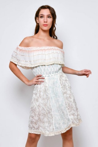 Vestido com folhos 
Branco - 