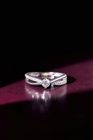 Anillo Joli solitaire - Oro blanco y diamantes 