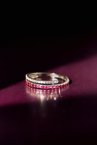 Anillo Lyson - Oro amarillo, diamantes y rubí