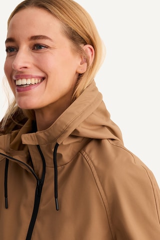 Giacca a vento con cappuccio - Cammello