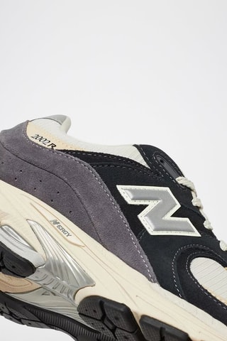 Sneakers 2002 - Noir et beige
