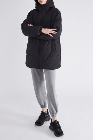 Lange gewatteerde jas met capuchon - Zwart