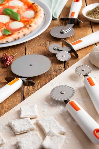 Roulette à pizza en acier inoxydable È-Line - 23 x 9 cm