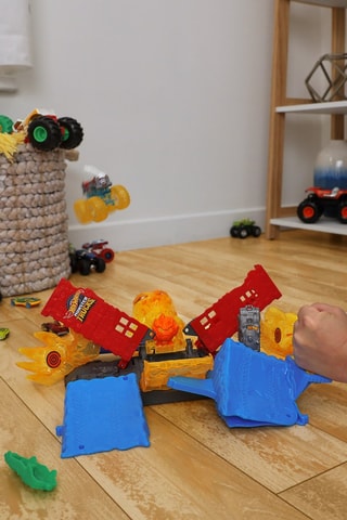 Veículo Monster Trucks 5 Alarm Hot Wheels - A partir dos 4 anos