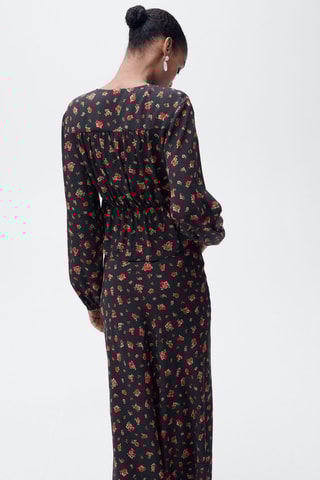 Blouse à fleurs volantée - Noir