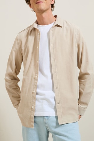 Camisa regular fit de terciopelo - Beige