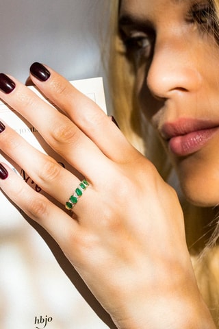 Anillo Sambava - Oro amarillo, diamantes y esmeraldas