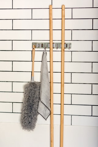 Porte-balai mural adhésif - 30 x 4,5 x 5 cm