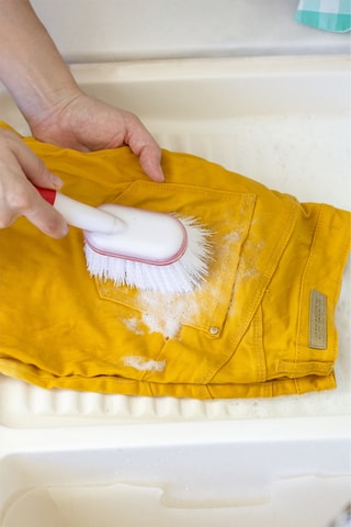 Brosse de nettoyage avec distributeur de savon - 21,5 x 6 x 12 cm