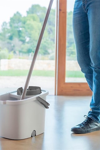 Balde retangular com escorredor automático e rodas - 16 l