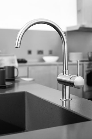 Grifo de cocina con caño alto orientable  - Minta