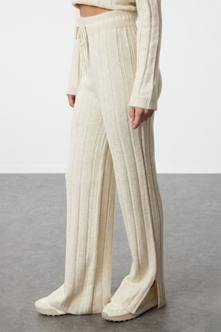 T-shirt e calças - Bege